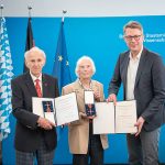 Wissenschaftsminister Markus Blume (r.) mit Friedhelm Oriwol (l.) und Inge Oriwol bei der Überreichung des Bundesverdienstkreuzes in München. (© Axel König/StMWK)