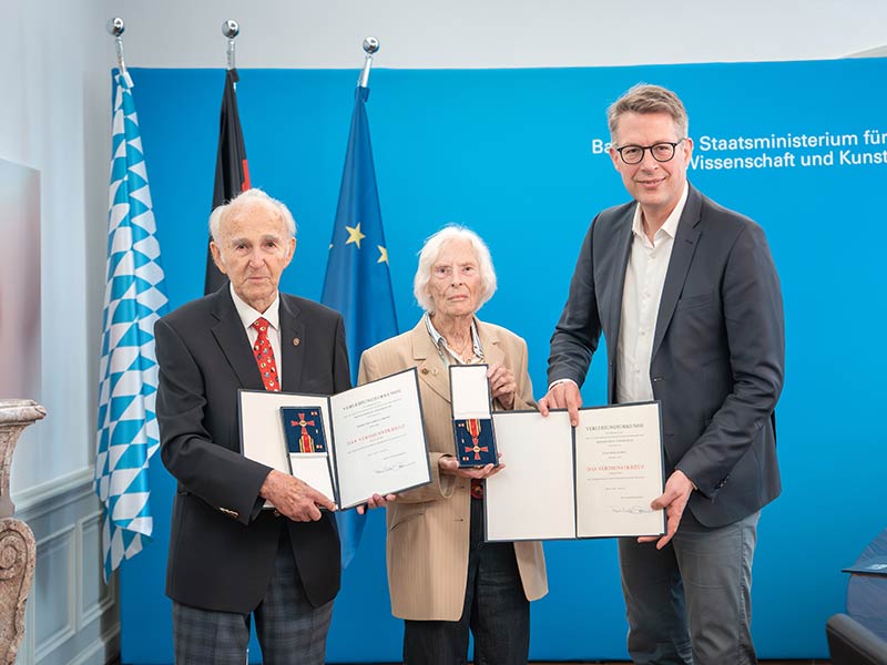 Wissenschaftsminister Markus Blume (r.) mit Friedhelm Oriwol (l.) und Inge Oriwol bei der Überreichung des Bundesverdienstkreuzes in München. (© Axel König/StMWK) Wissenschaftsminister Markus Blume (r.) mit Friedhelm Oriwol (l.) und Inge Oriwol bei der Überreichung des Bundesverdienstkreuzes in München. (© Axel König/StMWK)